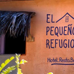 pequeño refugio, hostel, las galeras, writing on the wall