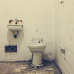 alcatraz, toilet, shitty room, poor accomodation, travel, san fransisco, freedom, jail, prison, https://wetravelandblog.com