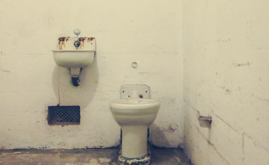alcatraz, toilet, shitty room, poor accomodation, travel, san fransisco, freedom, jail, prison, https://wetravelandblog.com